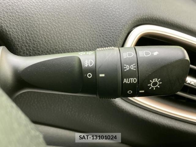 Toyota PRIUS 2018-04 8220181-15