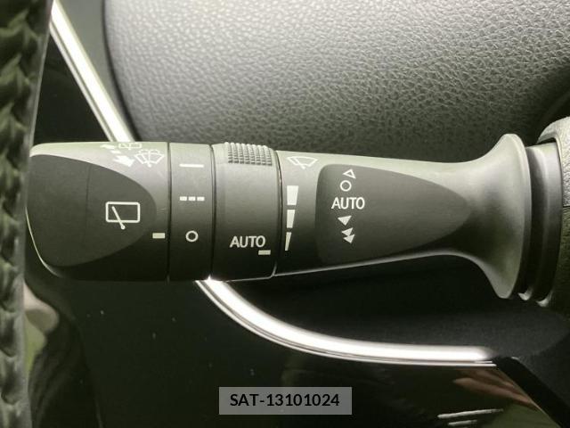Toyota PRIUS 2018-04 8220181-16