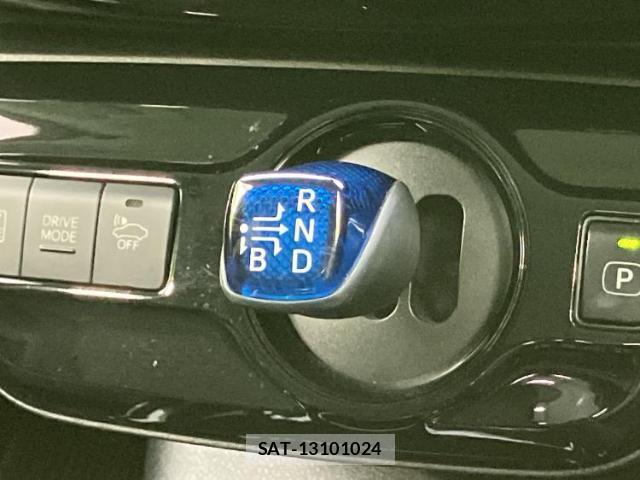 Toyota PRIUS 2018-04 8220181-17