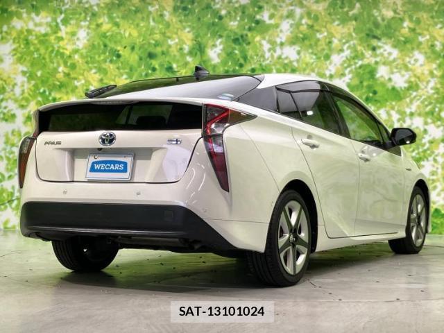 Toyota PRIUS 2018-04 8220181-2