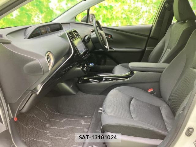 Toyota PRIUS 2018-04 8220181-5