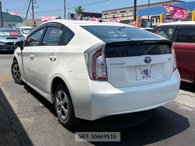 Toyota PRIUS 2015-06 8220430-1