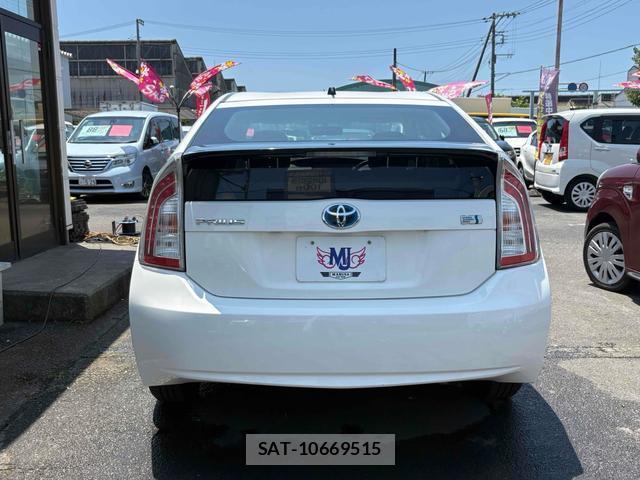 Toyota PRIUS 2015-06 8220430-11