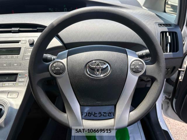 Toyota PRIUS 2015-06 8220430-16