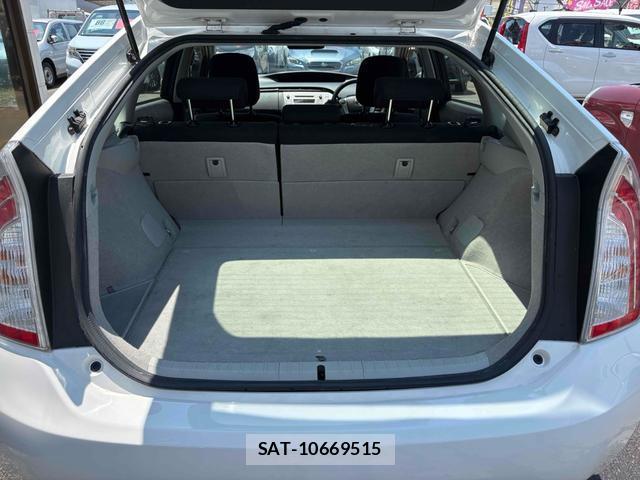 Toyota PRIUS 2015-06 8220430-19