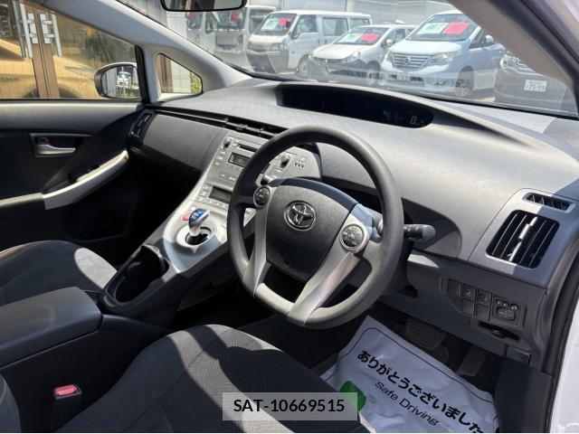 Toyota PRIUS 2015-06 8220430-2
