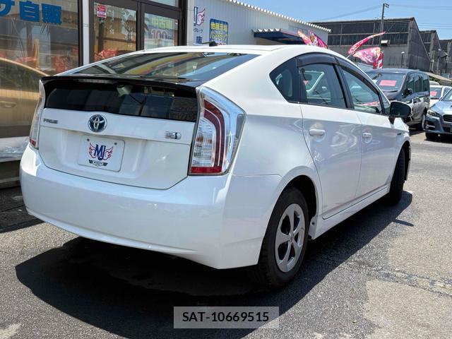 Toyota PRIUS 2015-06 8220430-6
