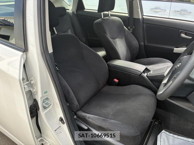 Toyota PRIUS 2015-06 8220430-7