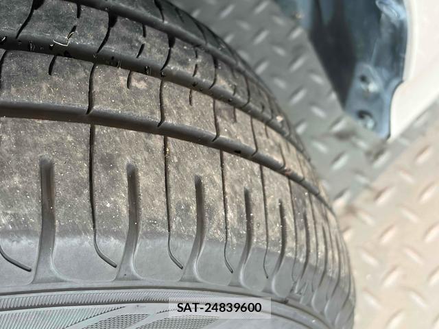 Toyota PRIUS 2019-08 8221301-14