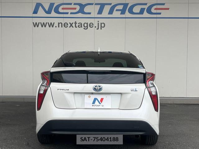 Toyota PRIUS 2016-05 8221350-15
