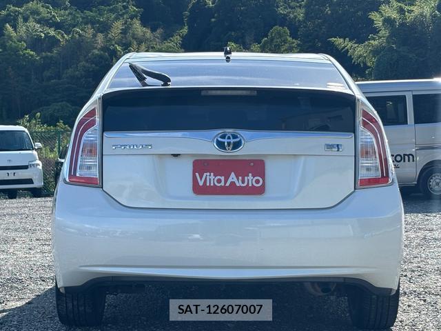 Toyota PRIUS 2012-12 8221882-3