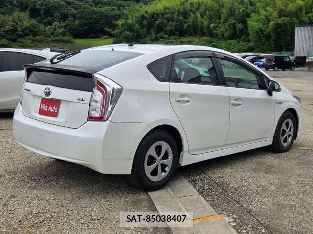 Toyota PRIUS 2013-02 8221887-12