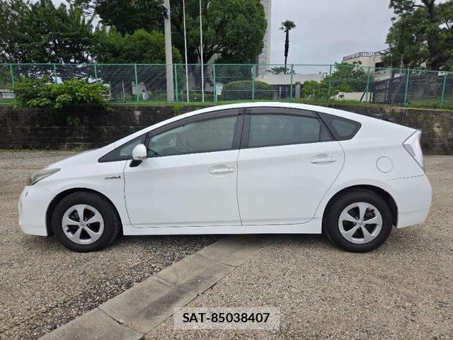 Toyota PRIUS 2013-02 8221887-16