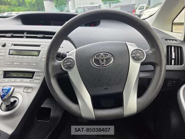 Toyota PRIUS 2013-02 8221887-18