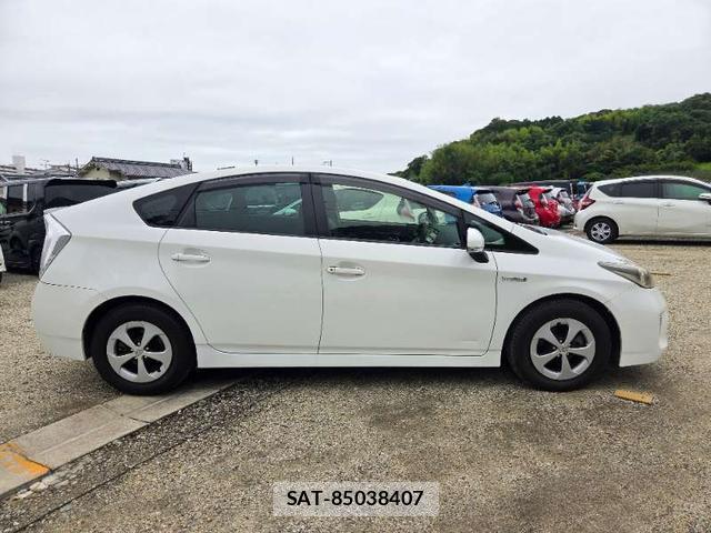 Toyota PRIUS 2013-02 8221887-2
