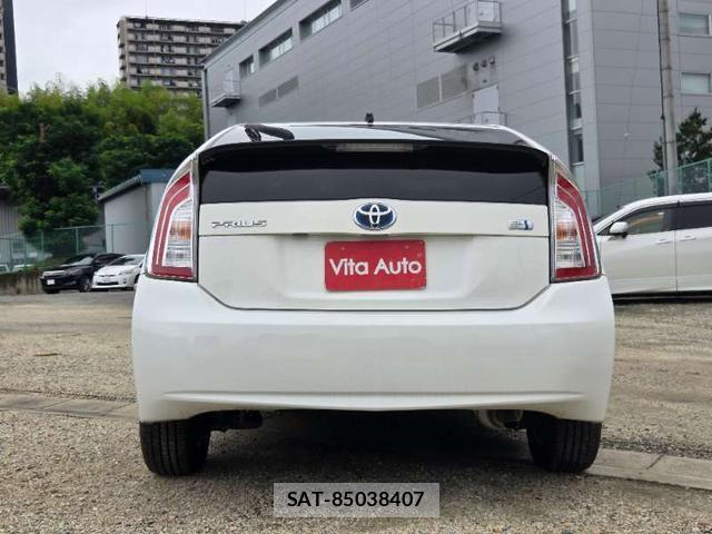 Toyota PRIUS 2013-02 8221887-4