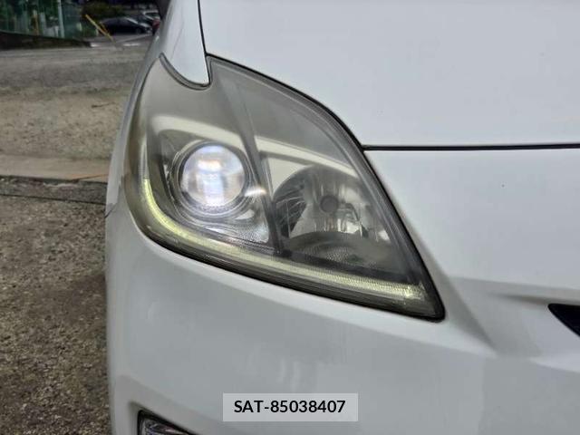 Toyota PRIUS 2013-02 8221887-6