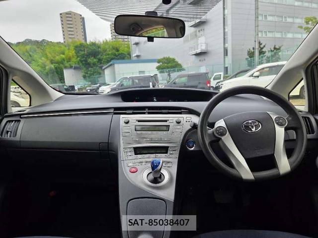 Toyota PRIUS 2013-02 8221887-7