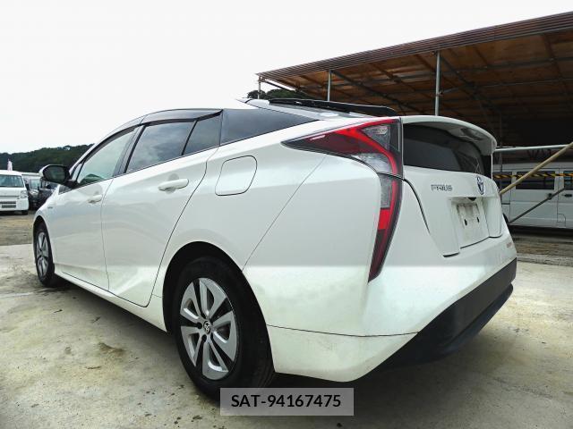 Toyota PRIUS 2016-04 8222146-2