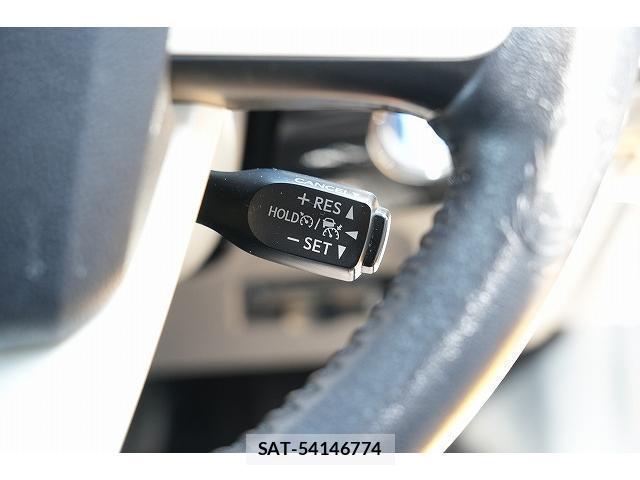 Toyota PRIUS 2017-05 8223244-8
