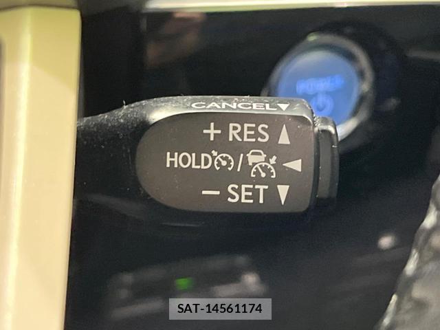 Toyota PRIUS 2018-03 8223524-6