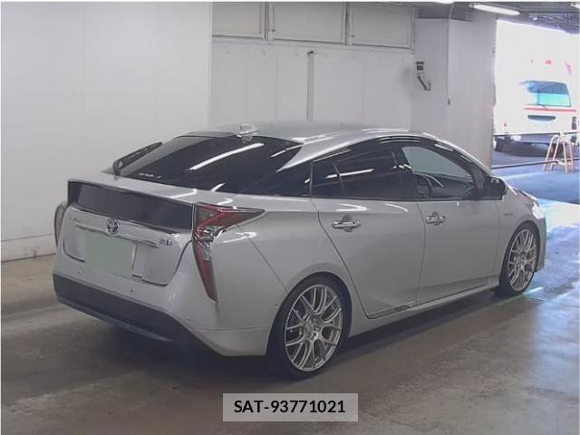 Toyota PRIUS 2018-01 8223684-1