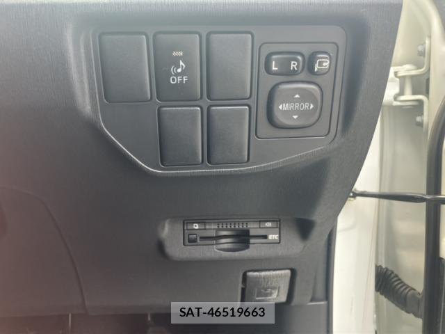 Toyota PRIUS 2013-08 8223748-11