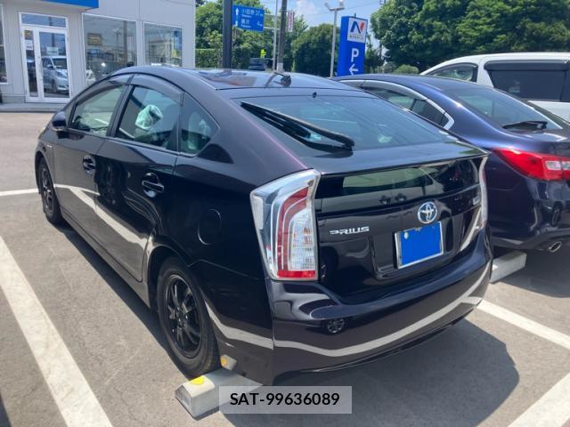 Toyota PRIUS 2013-08 8223886-12