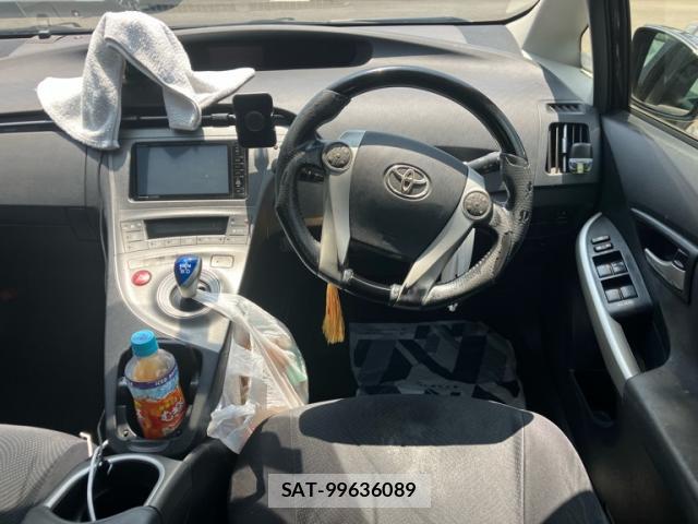 Toyota PRIUS 2013-08 8223886-15