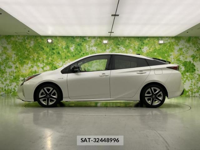 Toyota PRIUS 2018-03 8225104-1
