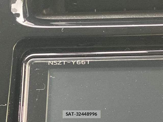 Toyota PRIUS 2018-03 8225104-13