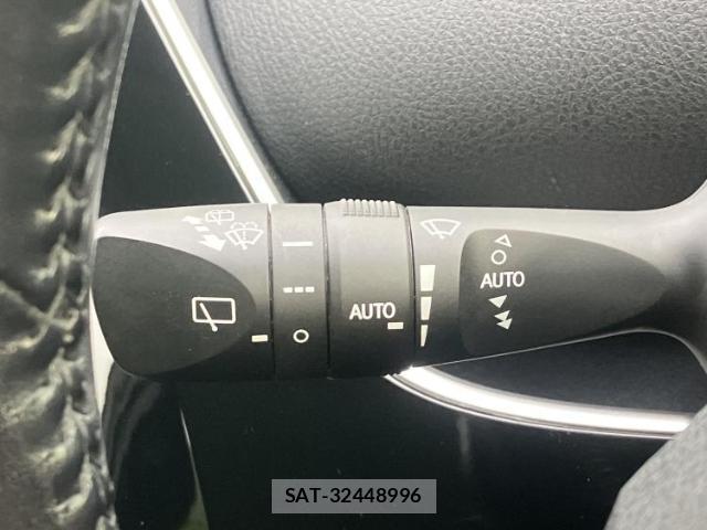 Toyota PRIUS 2018-03 8225104-17