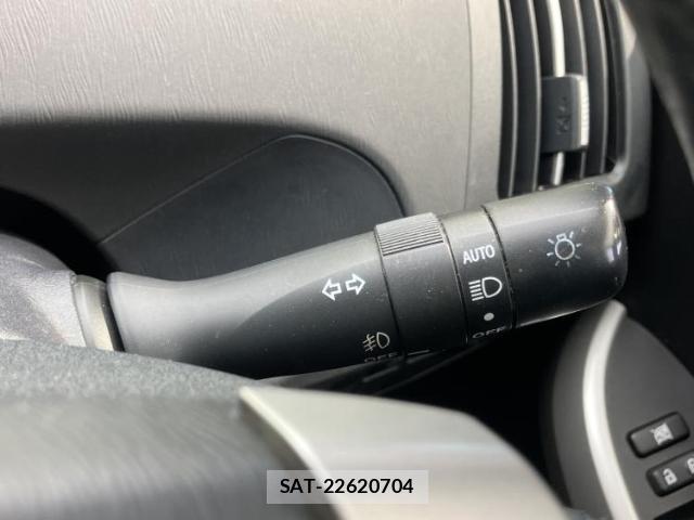 Toyota PRIUS 2015-05 8225304-15