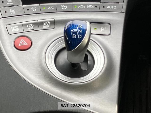Toyota PRIUS 2015-05 8225304-17