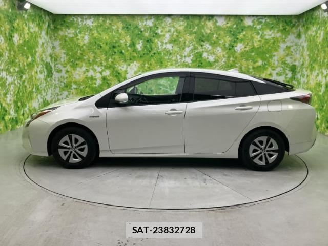 Toyota PRIUS 2017-06 8225394-1