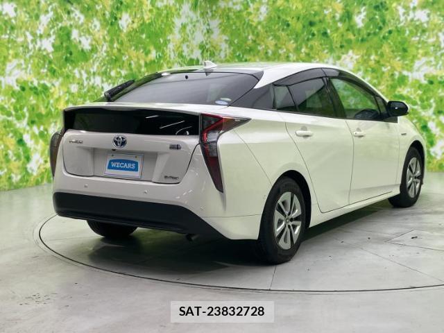 Toyota PRIUS 2017-06 8225394-2