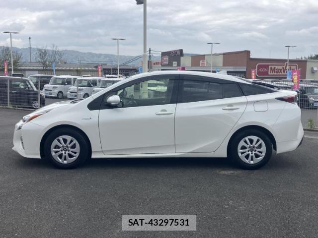 Toyota PRIUS 2016-04 8225402-1
