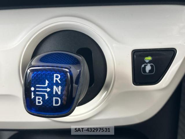 Toyota PRIUS 2016-04 8225402-17