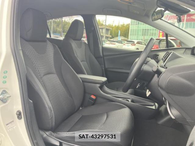 Toyota PRIUS 2016-04 8225402-3