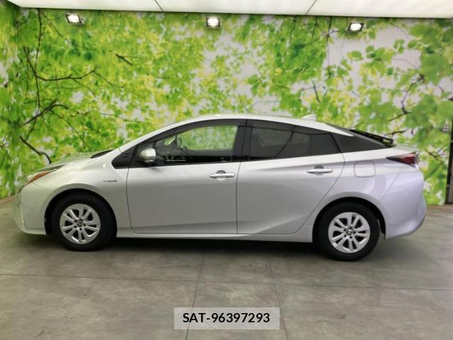 Toyota PRIUS 2016-05 8225471-1