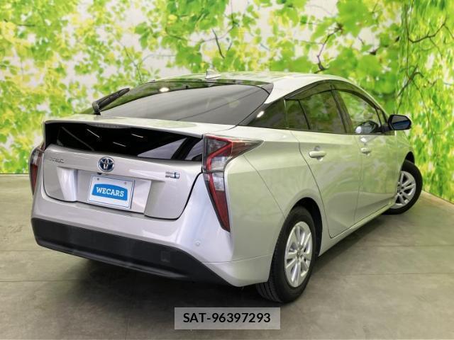 Toyota PRIUS 2016-05 8225471-2