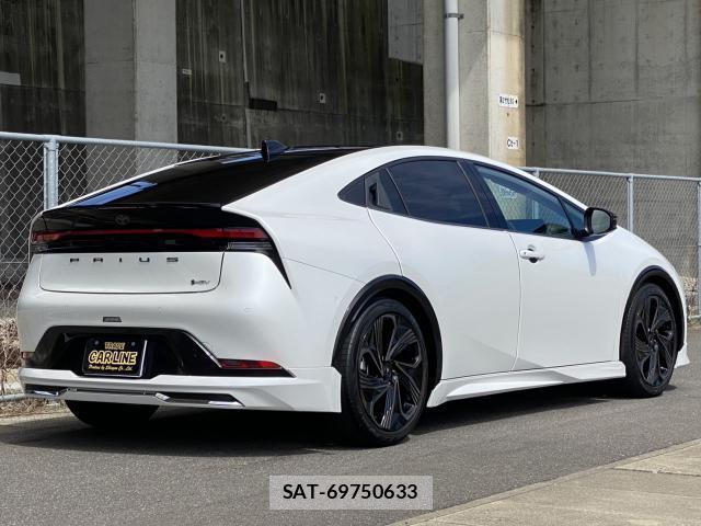 Toyota PRIUS 2023-04 8225605-1