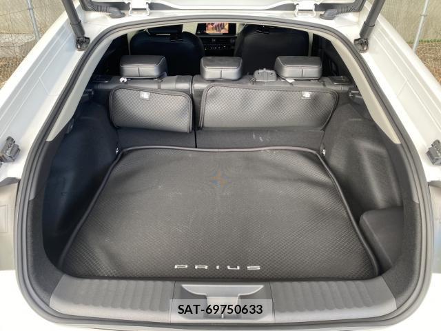 Toyota PRIUS 2023-04 8225605-17