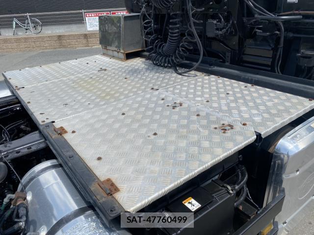 UD Trucks QUON 2018-07 8225612-8