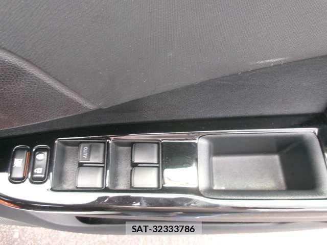 Toyota RACTIS 2013-03 8225653-12