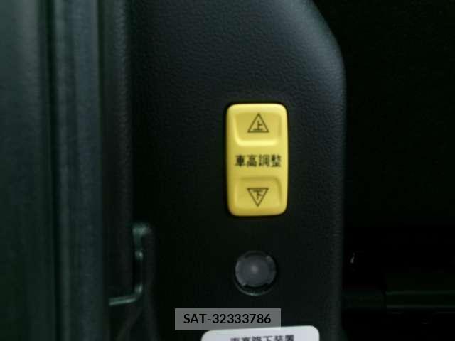 Toyota RACTIS 2013-03 8225653-4