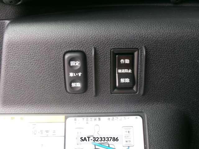 Toyota RACTIS 2013-03 8225653-6