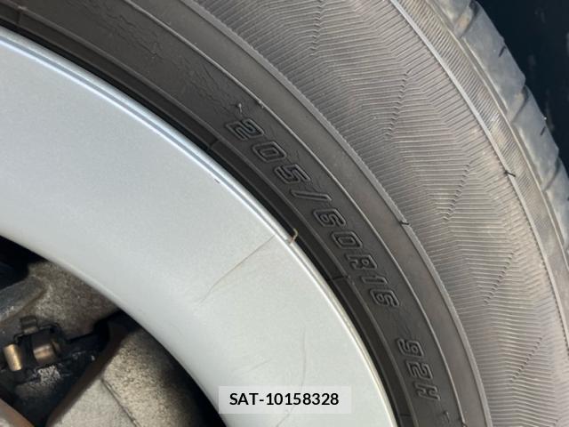 Toyota SAI 2011-04 8218397-6