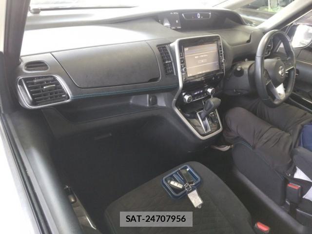 Nissan SERENA 2017-06 8221417-2