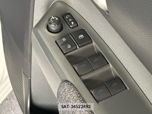 Toyota SIENTA 2024-02 8218411-18